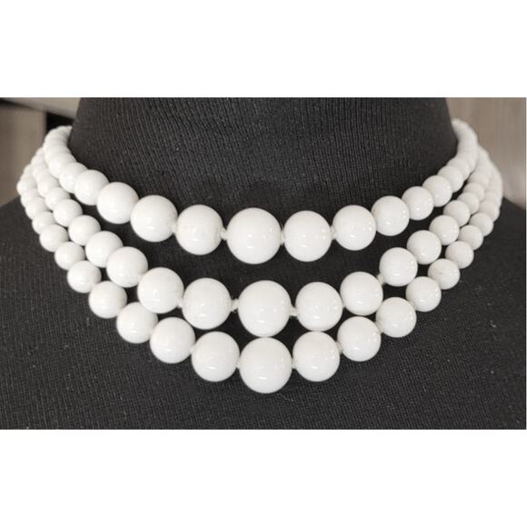 Vtg 50s 60s Milk Glass White Knotted Beads 3 Strand Choker Necklace Hook Clasp - Picture 3 of 6
